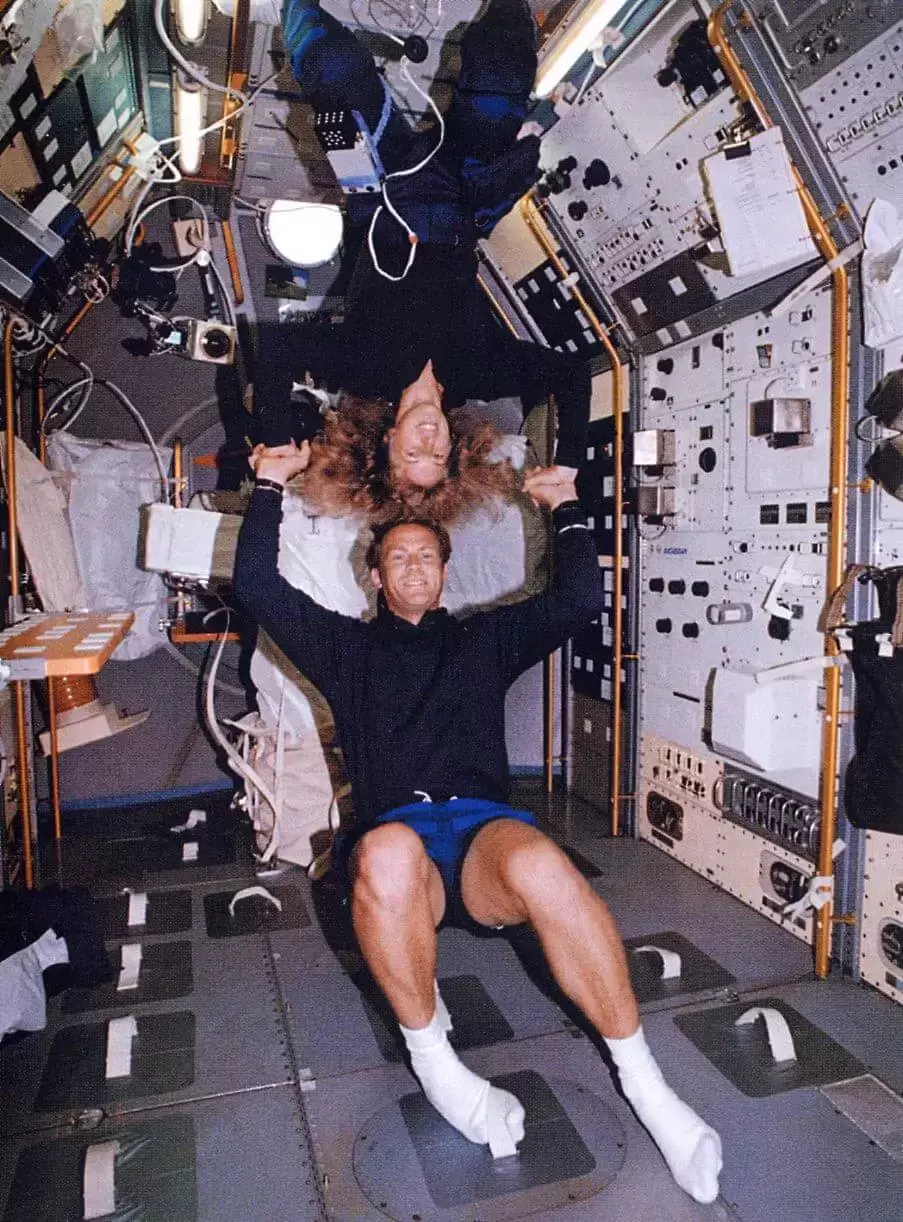 宇航员在太空有没有性生活？1992年宇航员夫妻上天：究竟有没发生”故事”？插图6
